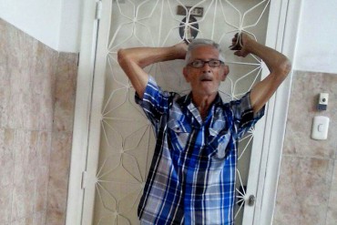 ¡DESGARRADOR! Abuelo se encadenó a la reja del apartamento para sacar a sus inquilinos