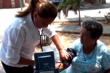 ¡INCREÍBLE! Médicos de Barrio Adentro deben atender a pacientes debajo de un árbol (+Video)