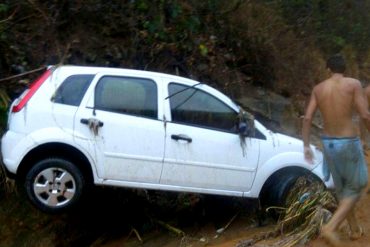 ¡SUSTO! Rescatan a bebé y niño arrastrados por corriente de agua en la Petare-Guarenas