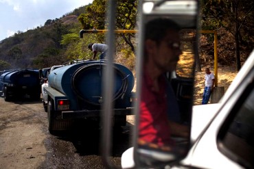 ¡DESCARADOS! Camiones cisterna cobraron hasta 100 dólares para surtir agua a caraqueños (+Video)