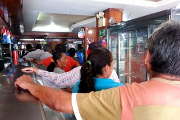 ¡ASÍ ESTAMOS! En Venezuela se hace cola hasta para comprar pan en las panaderías