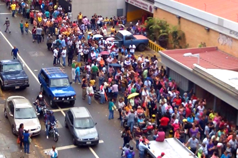 Foto Referencial: Colas  en Bello Monte. / Créditos: anaescobar