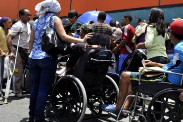 ¡EL COLMO! Denuncian abusos de GNB con ancianos y discapacitados en cola de supermercado (+Fotos)