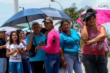 ¡INSÓLITO! Abortó en un callejón «para no perder la cola» del supermercado en Zulia