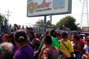 ¡DESASTRE! GNB dispersa cola por comida con bombas lacrimógenas y «disparos al aire» (+Video)