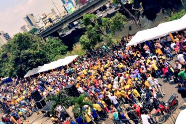 ¡HAY COLAS Y NO ES POR COMIDA! Venezolanos acuden masivamente a firmar contra Maduro