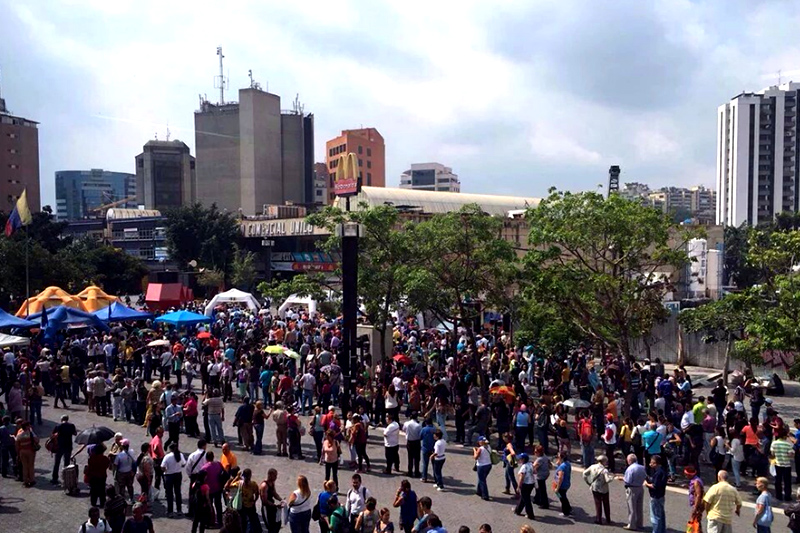 Colas para firmar en Caracas /Foto: @eliminad_a 