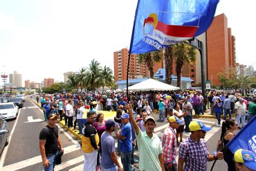 ¡CONTRA LA PARED! Oposición desafía a Maduro y aprovecha malestar para conseguir firmas