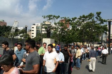 ¡SE ACABÓ EL MIEDO! Venezolanos salen en masa y hacen cola para firmar contra Maduro