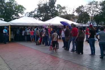 ¡TIRO POR LA CULATA! Trabajadores aprovechan sus horas libres para firmar contra Maduro