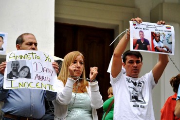 ¡LIBERTAD YA! Familiares de presos políticos se encadenan frente a Nunciatura Apostólica