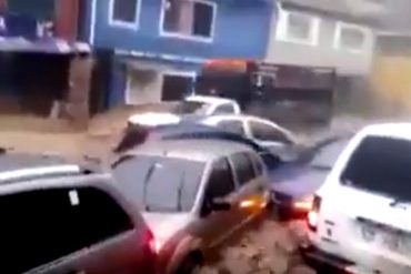 ¡IMPACTANTE! Río Guarenas se desbordó y arrastró a varios vehículos con personas adentro