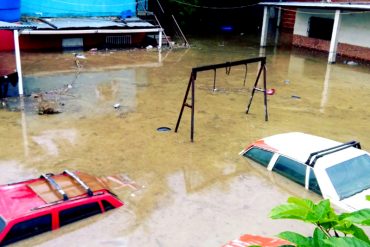 ¡ATENCIÓN! Reportan niños y docentes atrapados en escuelas de Miranda por las lluvias