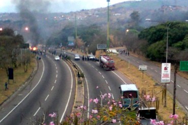 ¡CALLE PRENDIDA! Trabajadores del Mercado Mayorista trancan autopista Táriba- San Cristóbal