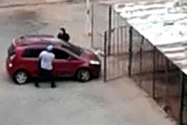 ¡EN VIDEO! En menos de un minuto y a la luz del día se roban este carro en Maracaibo