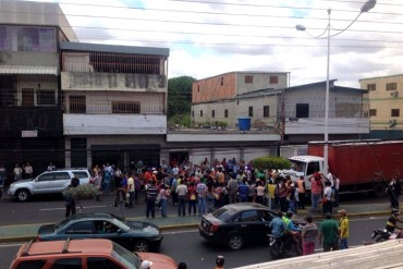 ¡DESASTRE! Habitantes de Anaco intentan saquear camión que traslada alimentos