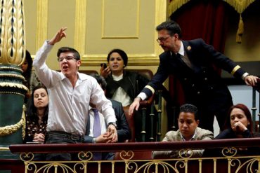 ¡IMPERDIBLE! Joven pidió a gritos “Libertad para Venezuela” ante el Congreso de España (+VIDEO)