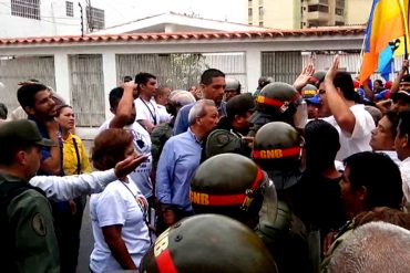 ¡QUEDÓ EN VIDEO! GNB agredió con golpes a diputados que se dirigían al CNE en Lara (+VIDEO)