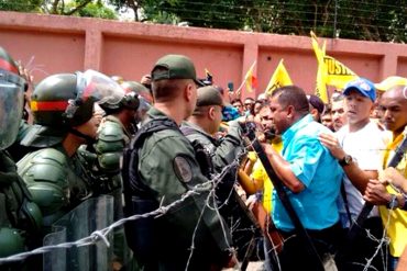 ¡NADA LOS FRENA! Así sobrepasaron opositores el BRUTAL piquete de la GNB en Nueva Esparta