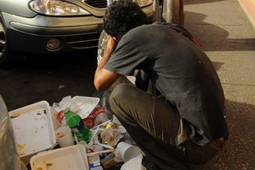 ¡LO QUE HAY ES HAMBRE! Venezolanos desesperados buscan comida en la basura (+Video)