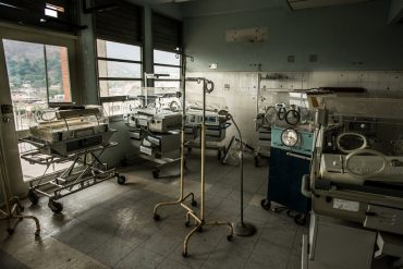 ¡PASA EN SOCIALISMO! Muere en un carro tras deambular por varios hospitales