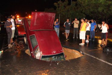 ¡ASÍ DE INCREÍBLE! Un mega hueco se tragó un carro en Maracaibo (¡literalmente!) +FOTOS