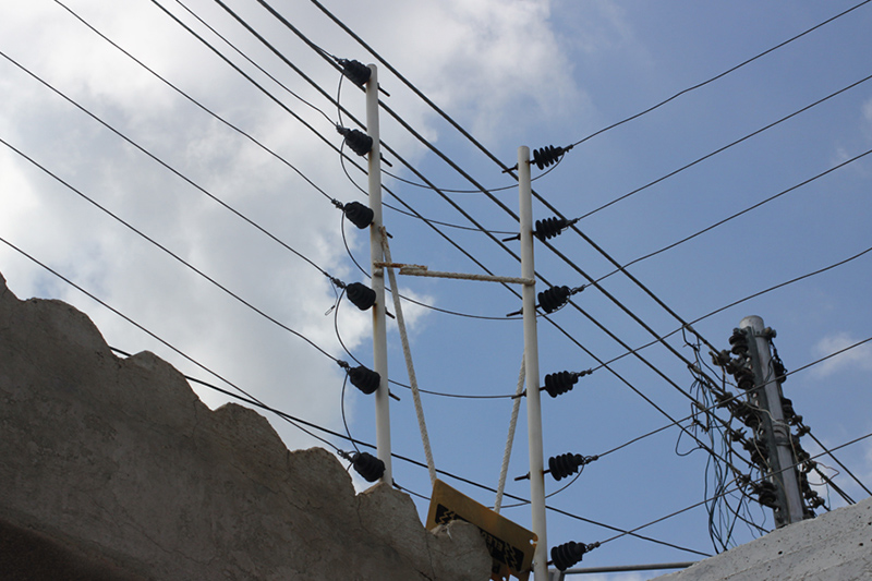 Cercado eléctrico de la casa de Maite Colina / Foto: Daniel Blanco / Contrapunto.