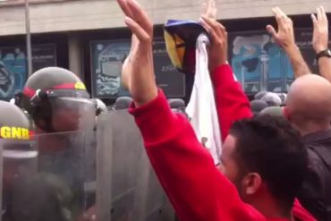 ¡UNIDOS Y SIN MIEDO! Opositores cantaron el Himno Nacional frente al piquete de la GNB (+Video)