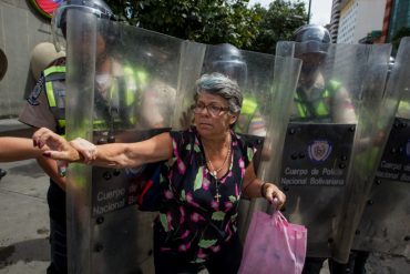 ¡INDIGNANTE! Así fue como la PNB y GNB agredió a los abuelos que protestaban (+Video)