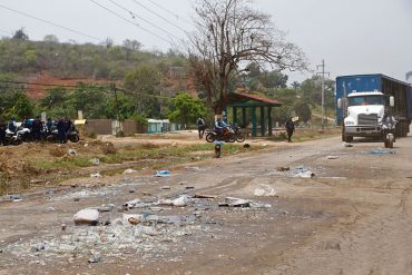 ¡SIGUE LA ANARQUÍA! Saquearon camión de refrescos en Anzoátegui y robaron a su chofer