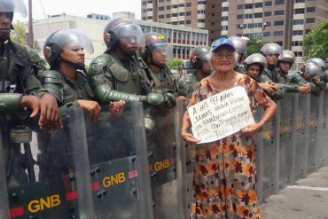 ¡IMPERDIBLE! La imagen del cartel de protesta de esta abuelita de 97 años que se hizo viral