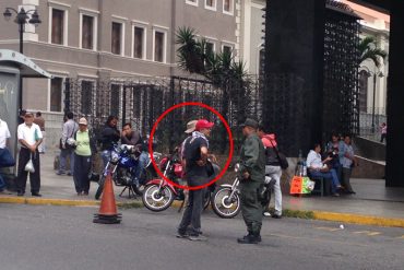 ¿LISTO PARA AGREDIR? Pillan a agresor de «Chúo» Torrealba hablando con un GNB en el CNE