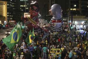 ¡BRASIL CELEBRA! Con fuegos artificiales y pancartas celebraron la salida de Rousseff del poder (+Videos)