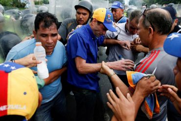 ¡GRANDES COBARDES! El momento exacto de la agresión contra Capriles por parte de la GNB