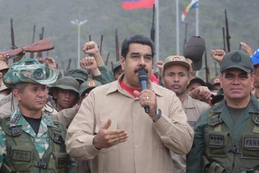 ¿QUIÉN LE CREE? Maduro se rodeó de fusiles alzados mientras pregonaba su «cultura de paz»