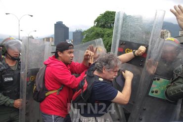 ¡COBARDES! Así la GNB reprimió a Gaby Arellano y a manifestantes a la altura de Plaza Venezuela