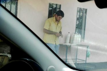 ¡DE VUELTA AL PASADO! Venden leche recién ordeñada en La Pascua (¡La otra no se consigue!)