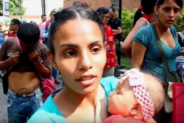 ¡PESADILLA! Ser mamá en Venezuela: “Mi hija ha pasado sus seis meses de vida en una cola”