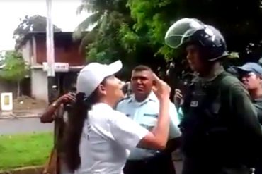 ¡DESGARRADOR! Madre venezolana se descarga entre lágrimas con GNB y éste ni se mueve