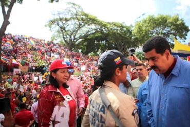 ¡EL SHOW CONTINÚA! Maduro condecoró a PNB «agredidas» durante manifestación opositora