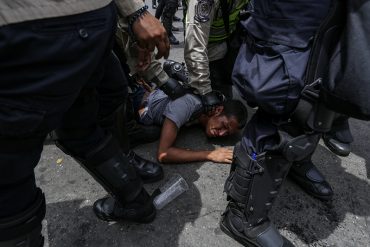 ¡DESUBICADO! Chavista se queja de torturas en la «cuarta» y no ve atrocidades de la «quinta»