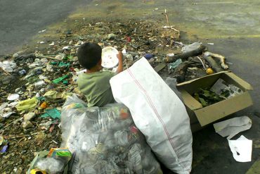 ¡DEVASTADORA IMAGEN! Niño de 4 años come los restos que consigue en la basura (¿Aló Delcy?)