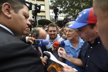 ¡ENTÉRATE! Rector del CNE fue hasta el piquete de la PNB a recibir el documento de la MUD