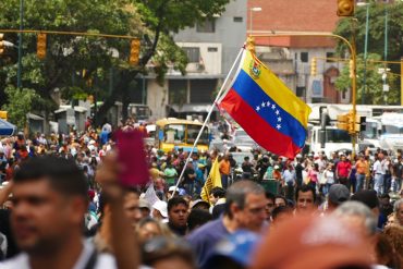 ¡AQUÍ ESTÁ! El infaltable mensaje del «señor del papagayo» en marcha de la MUD