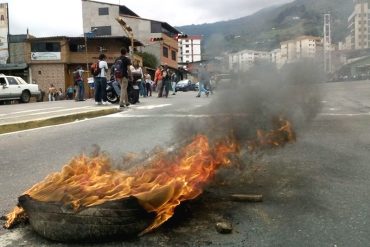 ¡ATENTOS! Estudiantes de la ULA protestan por comida y policías reprimen con lacrimógenas