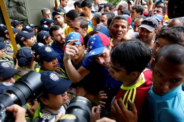 ¡DEL LADO DEL PUEBLO! Capriles exige a la FANB garantizar seguridad en marcha hacia el CNE