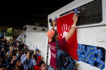 ¡BUENÍSIMO! Jóvenes se rebelaron y pegaron la Constitución a los vehículos de la GNB y PNB (+Fotos)