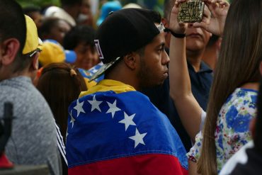 ¡EN PICADA Y SIN FRENO! El País: Venezuela es un país «adormecido que va en caída libre»