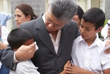 ¡ENTÉRATE! El emotivo momento que protagonizó Ramos Allup con un niño que le llevaba una carta