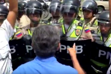 ¡SE LAS CANTÓ Y DE FRENTE! El momento en el que Ramos Allup se enfrenta al piquete de PNB